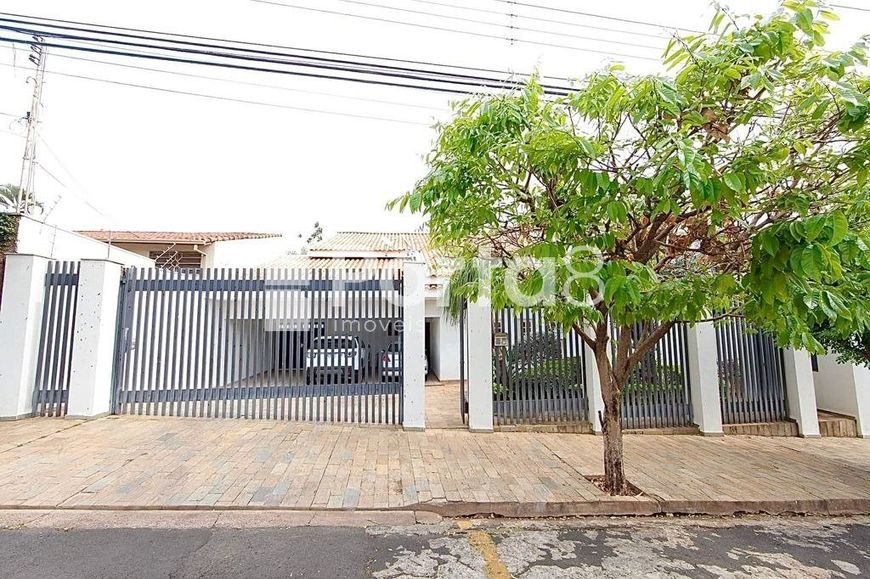 Elegância e Espaço no Coração do Bairro Comendador Mancor Daud: Casa de 531m² à Venda.