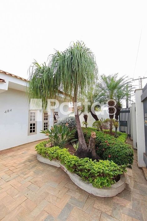 Elegância e Espaço no Coração do Bairro Comendador Mancor Daud: Casa de 531m² à Venda.