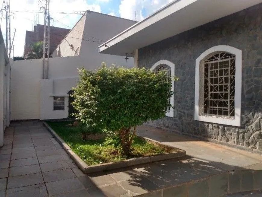 Casa para venda com 350m², 4 vagas.