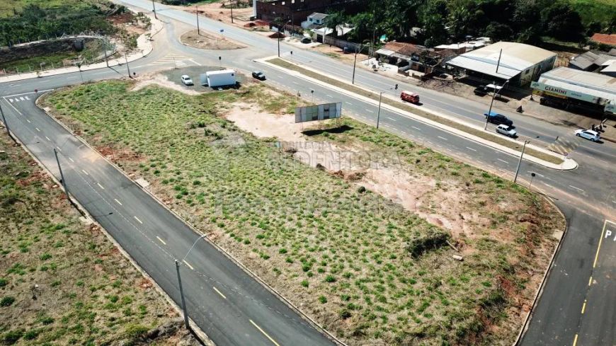 Área em Rio Preto - SP Quadra Fechada com frente para Estrada Municipal