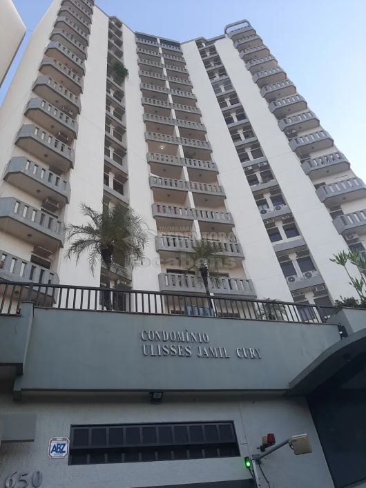 Excelente cobertura com 04 dormitórios sendo 01 tipo apartamento e todos com armários no bairro Sant