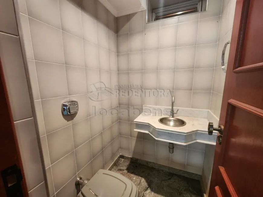 Apartamento localizado no Edifício Acacia com 3 dormitórios e 2 vagas de garagem.