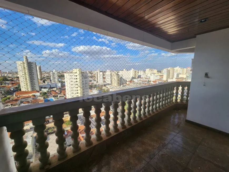 Apartamento localizado no Edifício Acacia com 3 dormitórios e 2 vagas de garagem.