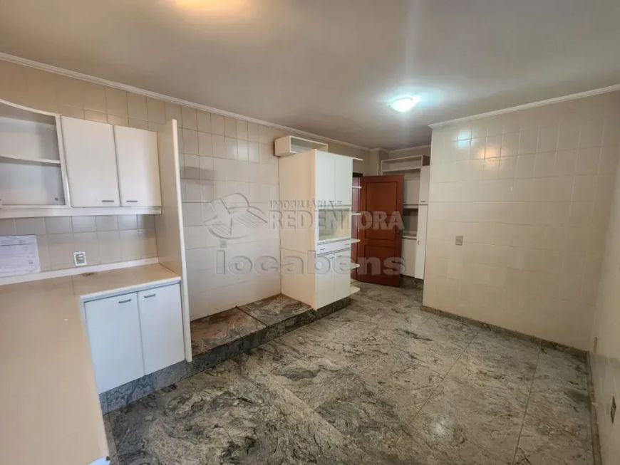 Apartamento localizado no Edifício Acacia com 3 dormitórios e 2 vagas de garagem.