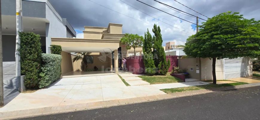Casa no Village Damha II, com 3 dormitórios e 02 vagas de garagem.
