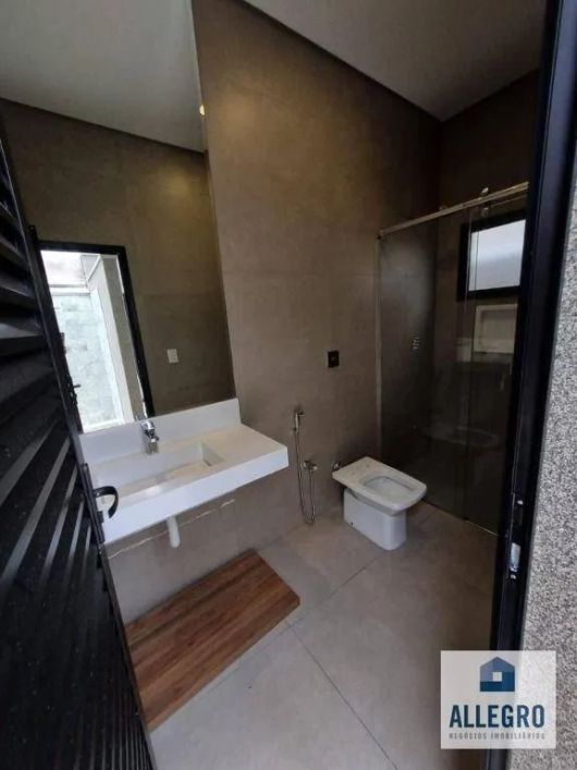 Casa de alto padrão no Golfe Jardins com 3 suítes e 3 vagas de garagem / Próximo ao Iguatemi !!