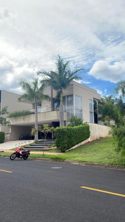 Maravilhosa Casa à Venda em Condomínio de Alto Padrão