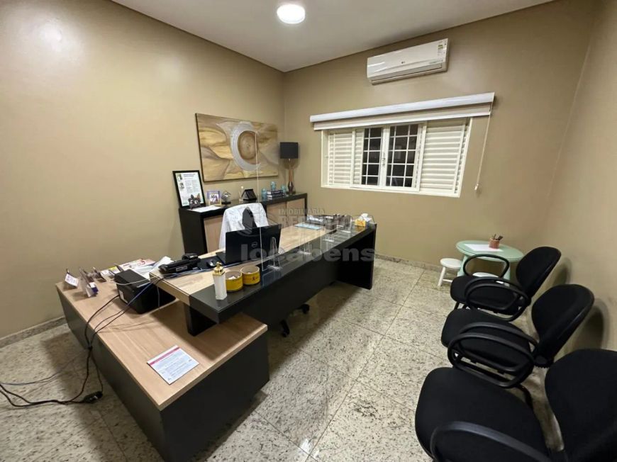Imóvel comercial na Vila Imperial com 7 salas amplas e 9 vagas de garagem.