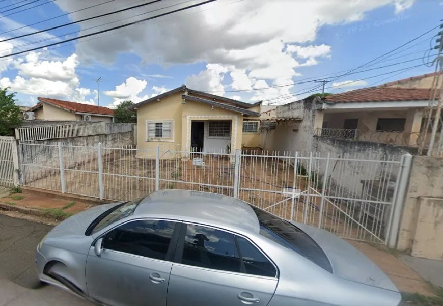 Casa simples de 2 quartos com otima localização no bairro - Jardim Roseana