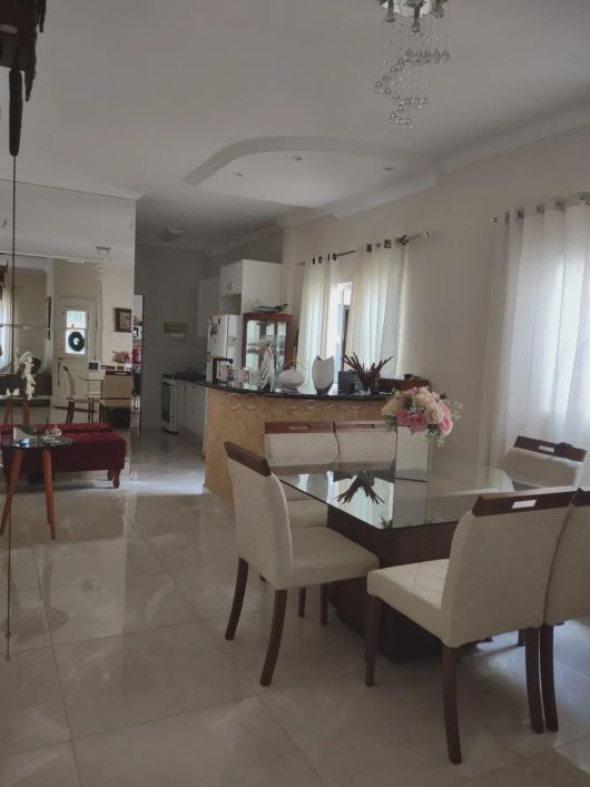 Casa com 3 quartos e câmera de segurança