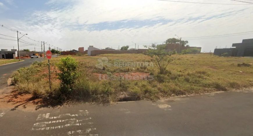 Terreno de esquina no Residencial Maria Clara