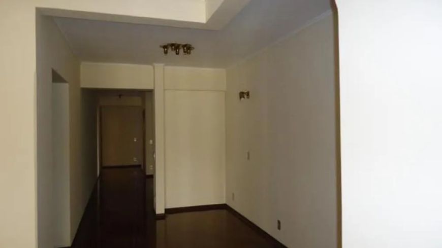 Centro - Apartamento de 03 dormitórios e 02 garagens cobertas.
