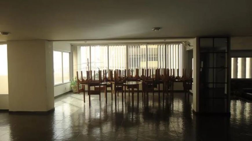 Centro - Apartamento de 03 dormitórios e 02 garagens cobertas.