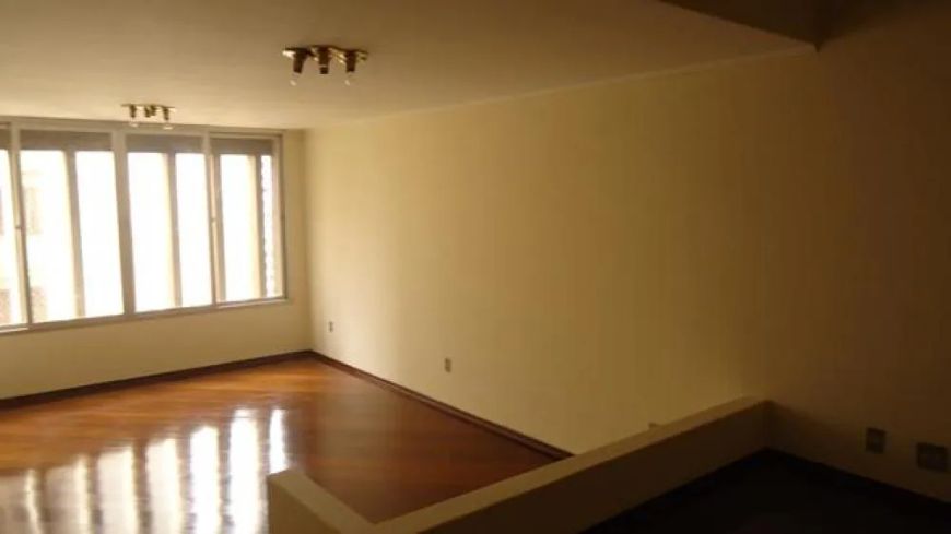 Centro - Apartamento de 03 dormitórios e 02 garagens cobertas.
