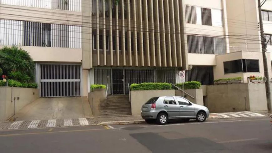 Centro - Apartamento de 03 dormitórios e 02 garagens cobertas.