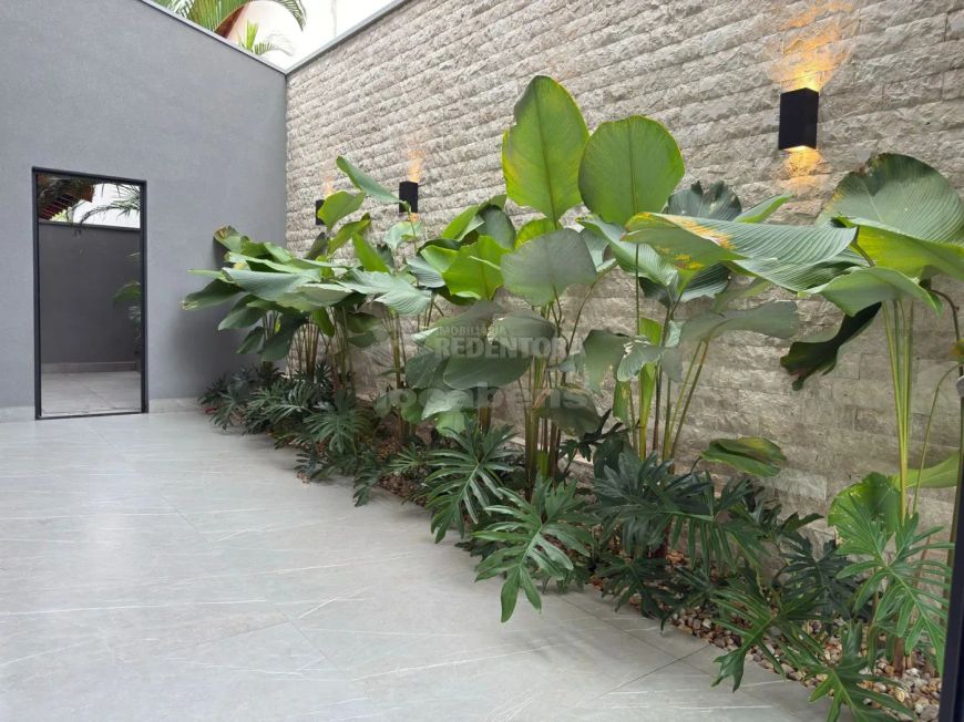 Casa térrea a venda localizado no Damha I com 3 dormitórios e 4 vagas de garagem.