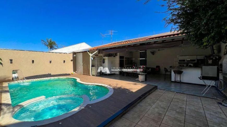 Sobrado com 4 dormitórios à venda, 299 m² por R$ 950.000,00 - Jardim São Marco - São José do Rio Pre