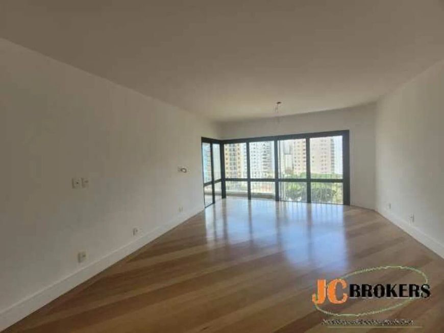 Apartamento com 177 m², 3 Dormitórios, sendo 3 suítes, Amplo living para 2 ambientes, 3 Vagas