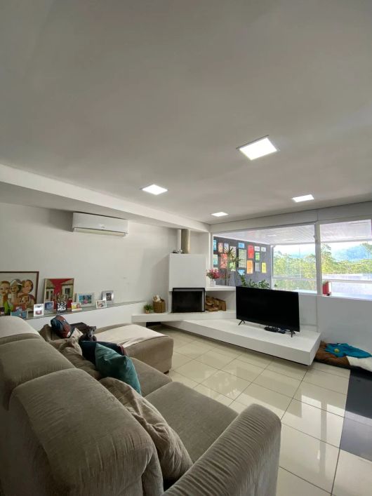 BELÍSSIMA CASA TÉRREA NA VILA SUISSA - Mogi das Cruzes - SP