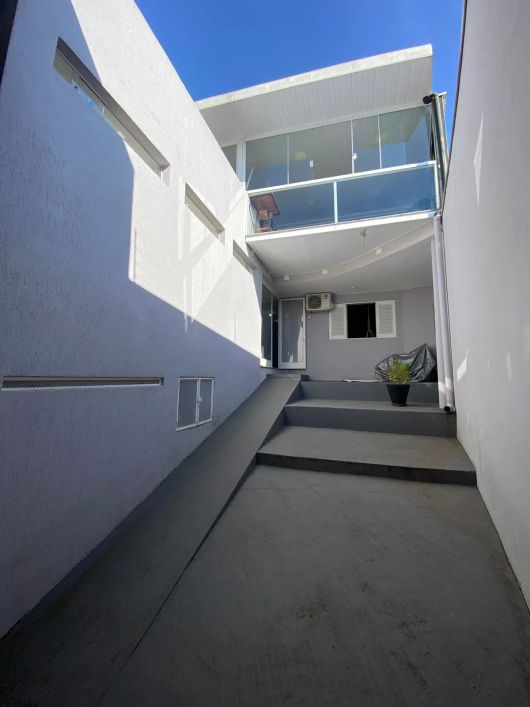 BELÍSSIMA CASA TÉRREA NA VILA SUISSA - Mogi das Cruzes - SP