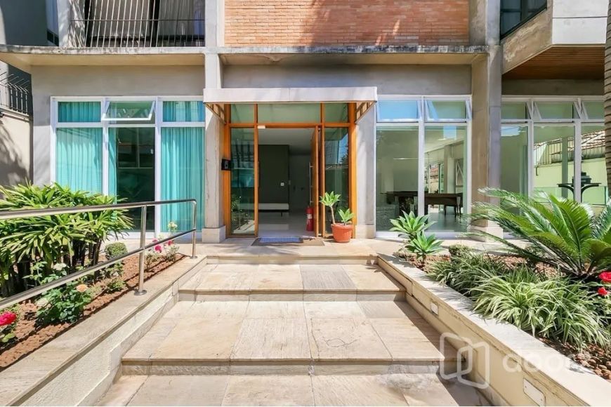 Imóvel na do Estilo Barroco com 4 dormitórios e 195m²