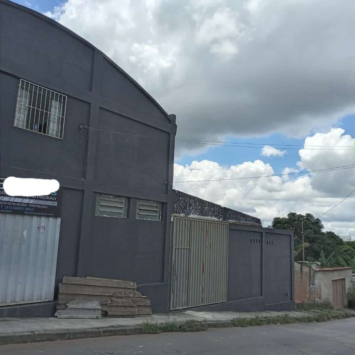 Galpão de esquina a poucos metros da BR 381