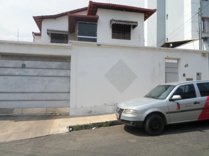 A casa para venda tem 250 metros quadrados com 3 quartos em Senhora das Graças - Betim - MG