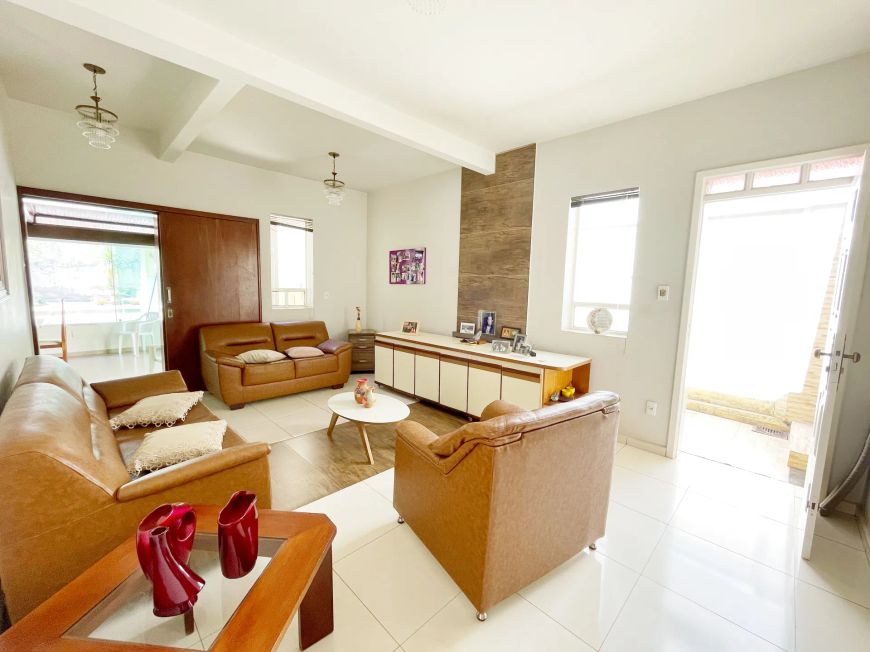 Casa duplex com 4 quartos, 2 suítes, cozinha, área gourmet