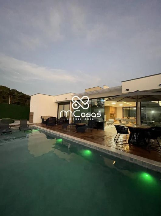 Apresentamos uma magnífica casa de luxo no condomínio Gran Royalle localizado no Bairro Casa Amarela