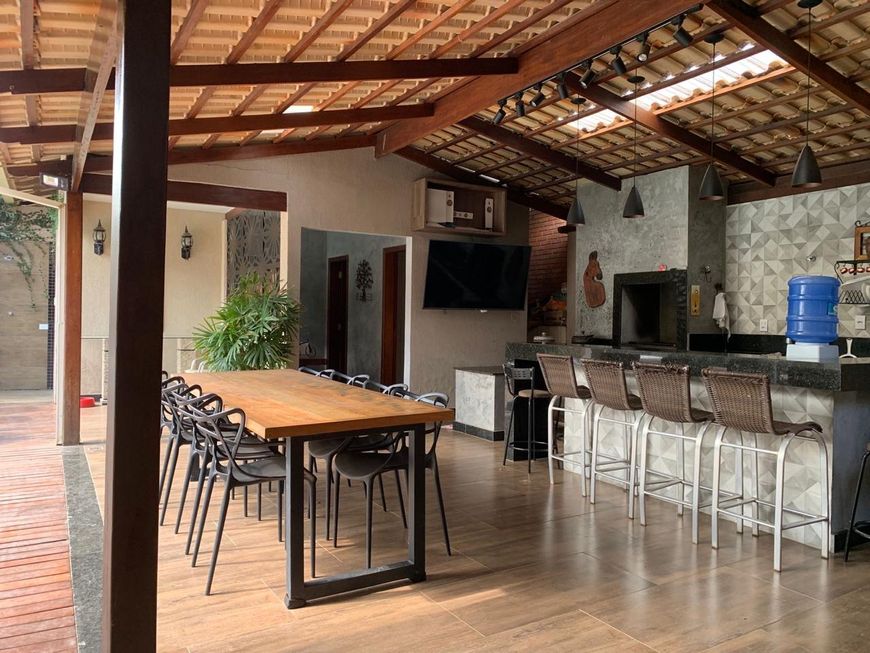 Síto com 4.100m2, casa térrea com 4 quartos, área gourmet, piscina, sauna e campo de futebol