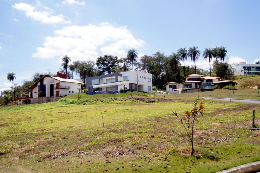 Lote plano com 1.000m2 de área e frente ampla