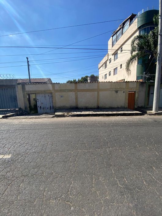 Imóvel para venda tem 360 metros quadrados em Angola - Betim - MG