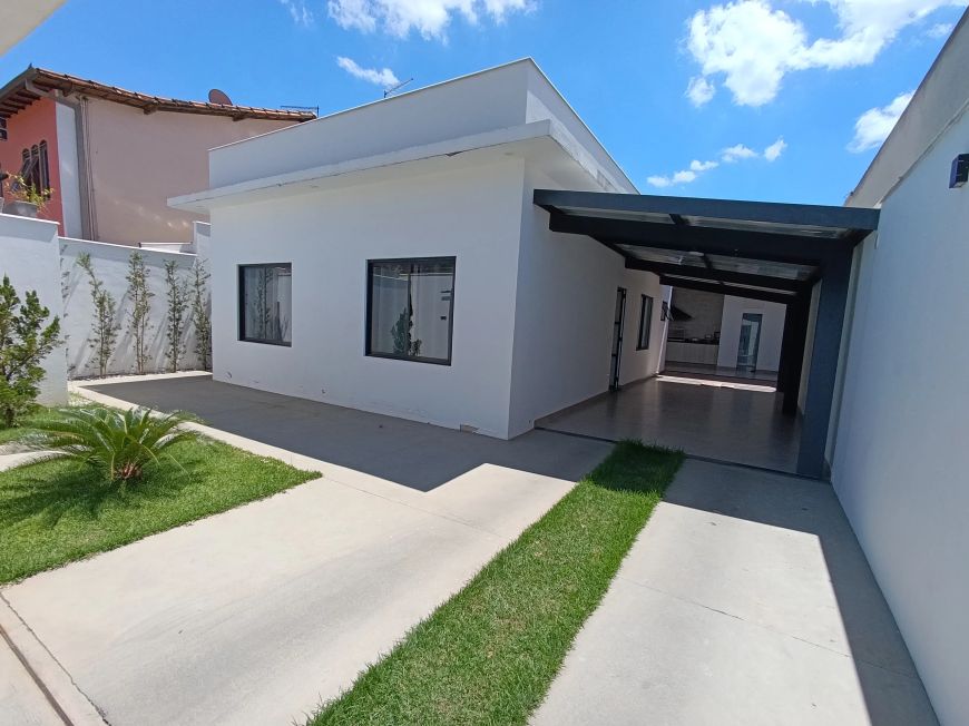MARAVILHOSA CASA TÉRREA COM UM LINDO ACABAMENTO.