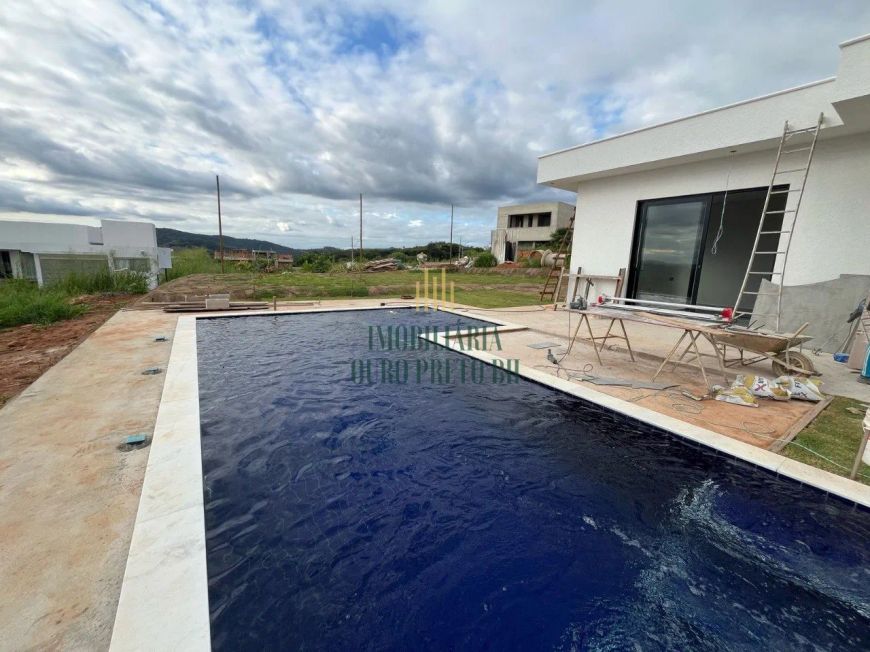 Casa linear em condomínio fechado com 3 Quartos e 3 suítes, 1000m².