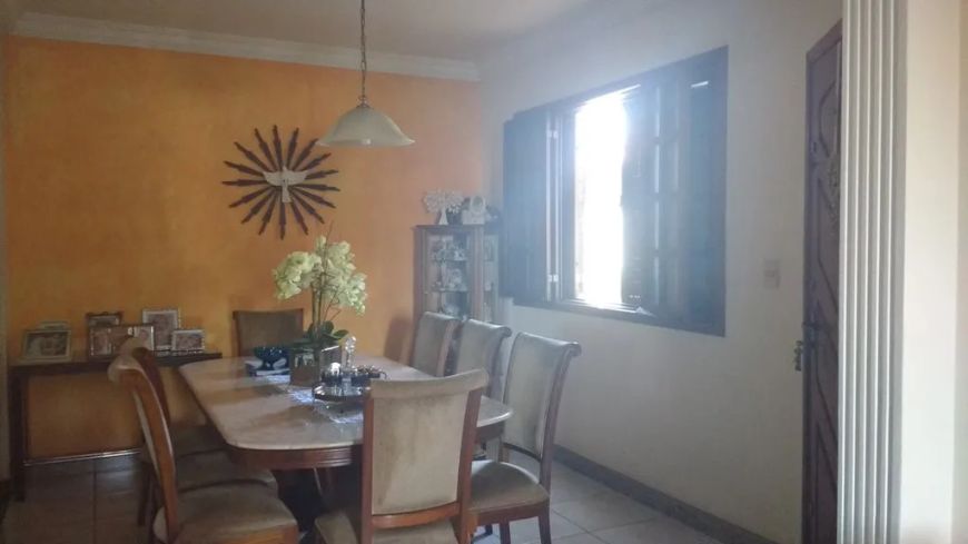Casa duplex com 5 suítes, 431m2 de área construída, muito bem construída