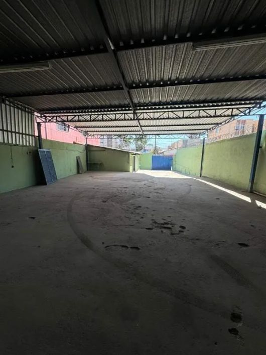 Galpão com area externa, escritorio, cozinha e vestiario.
