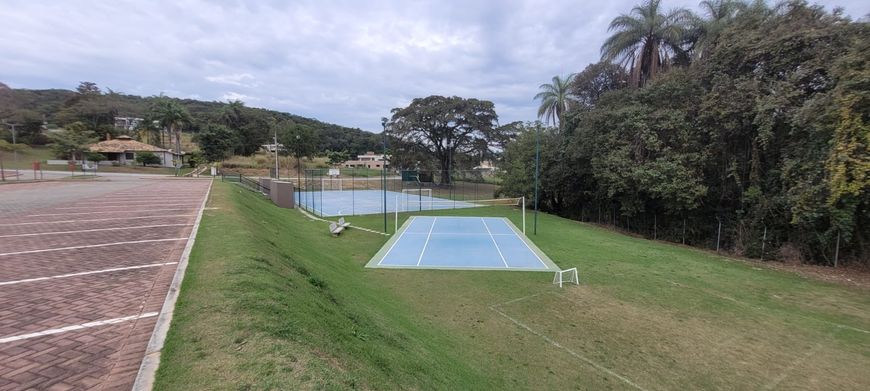Lote com 1.300m2, na parte alta, fundo para mata e vista definitiva, com leve caída pro fundo