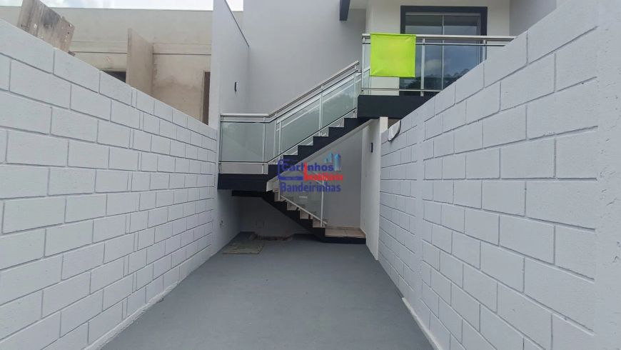 Casa Duplex com dois quartos e terraço no bairro Bandeirinhas