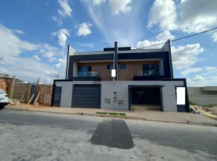 LINDA CASA GEMINADA EM A“TIMA LOCALIZAA‡AƒO DO BAIRRO GUARUJA MANSA•ES EM BETIM.