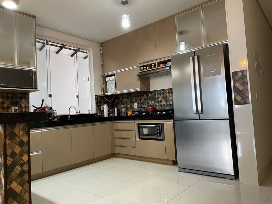 Casa de 180m2 de área construída, 3 quartos, suíte ampla, 3 vagas, armários embutidos, churrasqueira