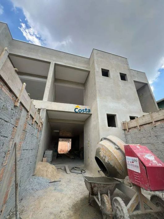 Casa duplex de 3 quartos na melhor localização do Senhora das Graças