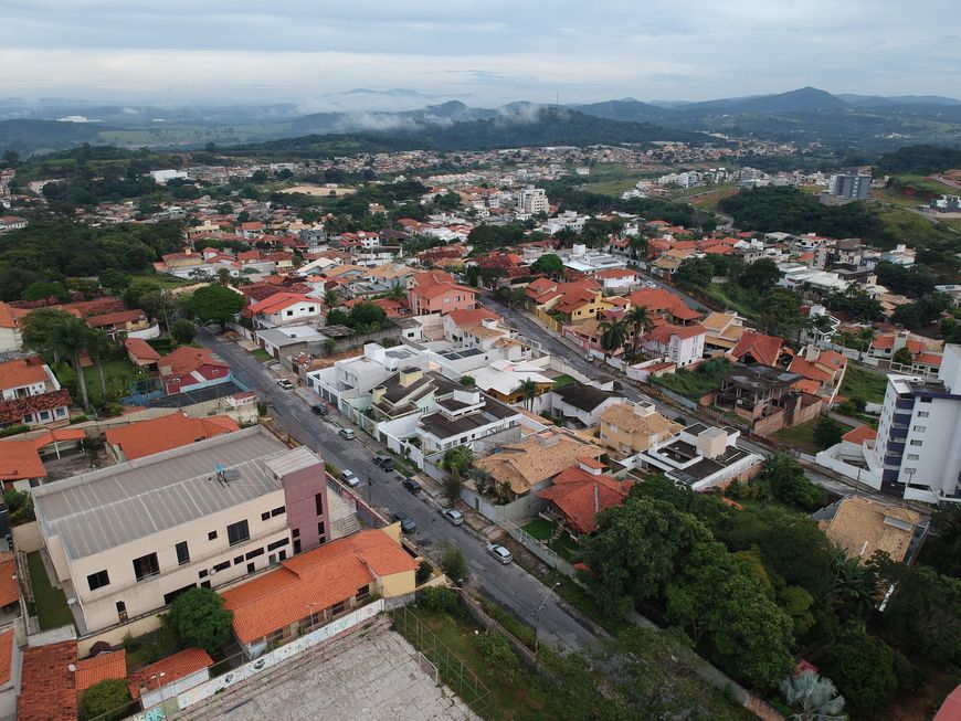 Lote com 570m2, frente ampla, todo murado próximo da entrada do Condomínio Horizontes