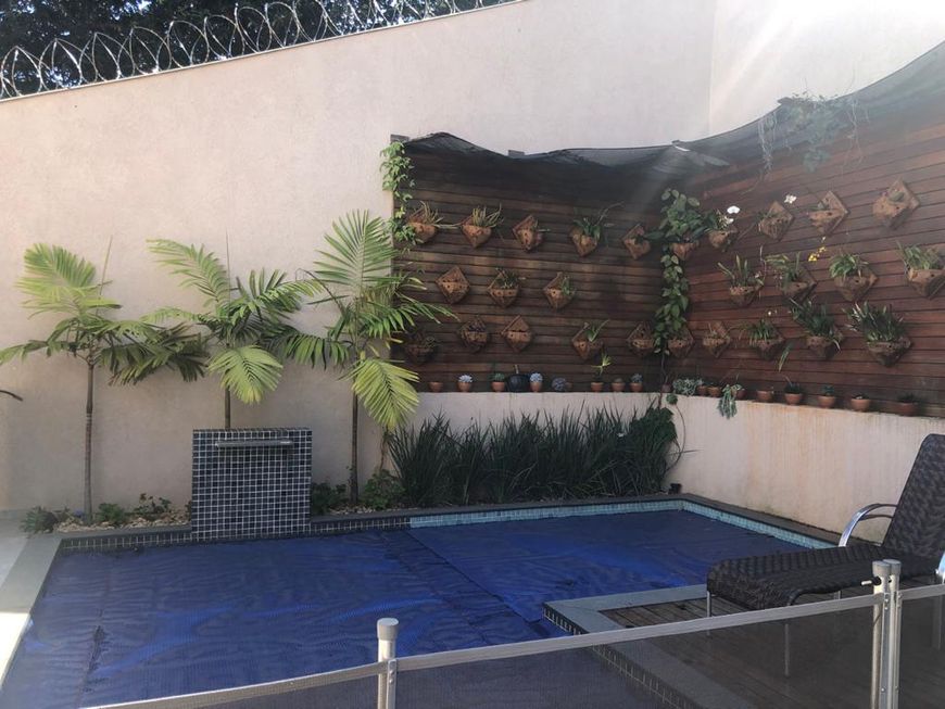 Casa de alto padrão, 4 quartos, 2 suítes, piscina e hidro