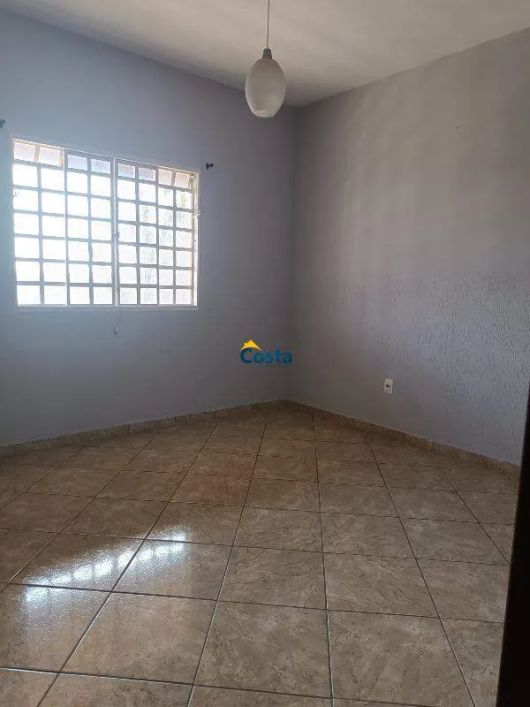 Encantadora Casa de Dois Pavimentos com Jardim e Hidromassagem