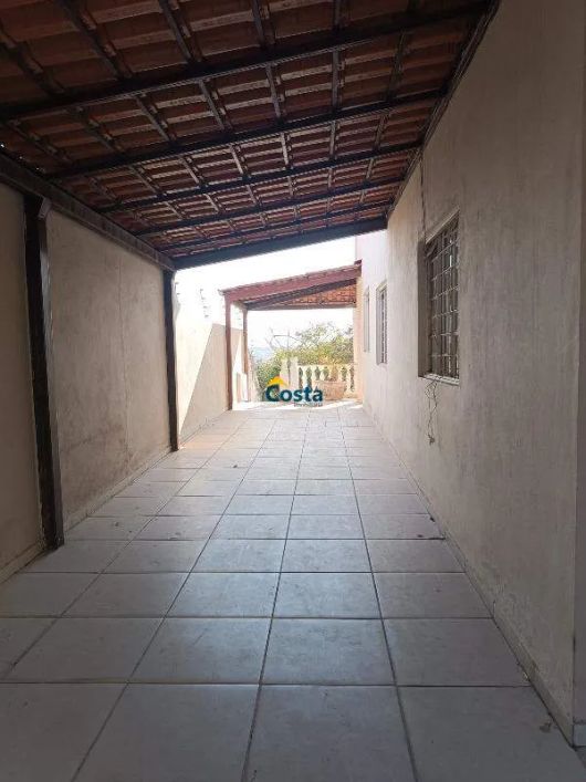 Encantadora Casa de Dois Pavimentos com Jardim e Hidromassagem