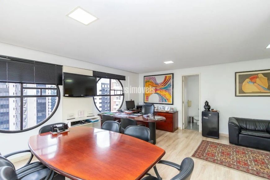 Sala comercial duplex de 350m² com terraço privativo no miolo do Itaim Bibi