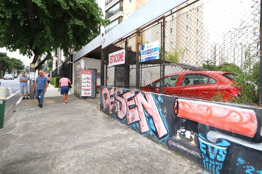 TERRENO DE 525M² DE ÁREA EM AVENIDA PRIVILEGIADA DA VILA MARIANA, PRÓXIMO AO METRÔ ANA ROSA