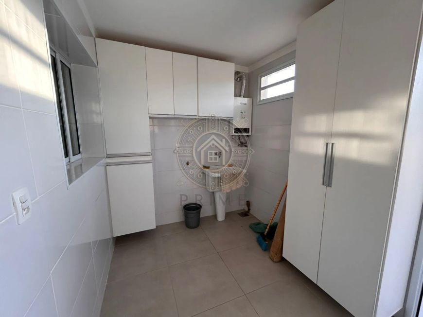 Casa com Amplo Terraço e Edícula