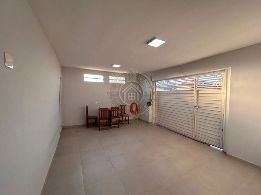Casa com Amplo Terraço e Edícula