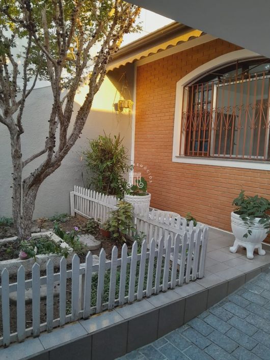 CASA TÉRREA COM 3 DORMITÓRIOS COM EDÍCULA À VENDA EM JUNDIAÍ/SP